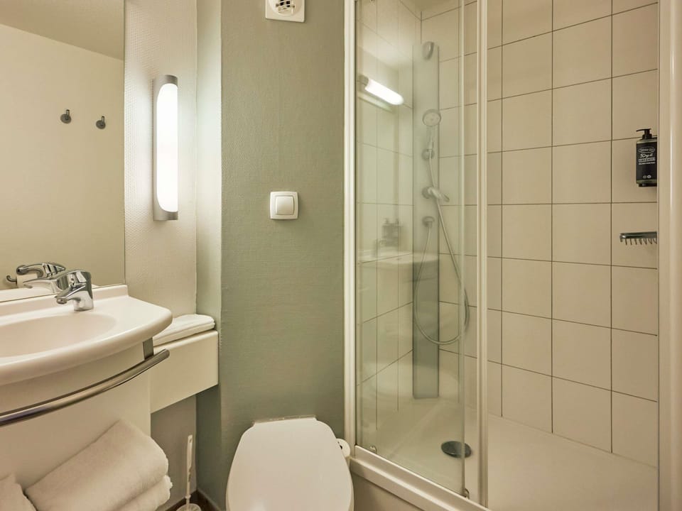 Triple Room, Multiple Beds | Desk, soundproofing, free WiFi, bed sheets