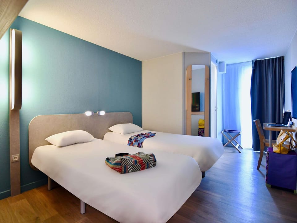 Twin Room, 2 Twin Beds | Desk, soundproofing, free cribs/infant beds, rollaway beds