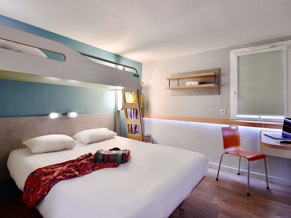 Triple Room, Multiple Beds | Desk, soundproofing, free cribs/infant beds, rollaway beds