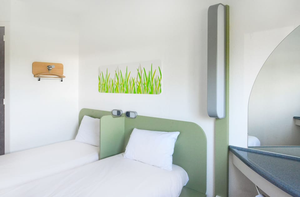 Twin Room, 2 Twin Beds | Desk, laptop workspace, blackout drapes, soundproofing