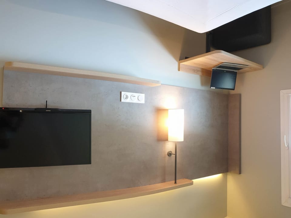 Standard Room, 1 Double Bed | Desk, blackout drapes, soundproofing, free cribs/infant beds