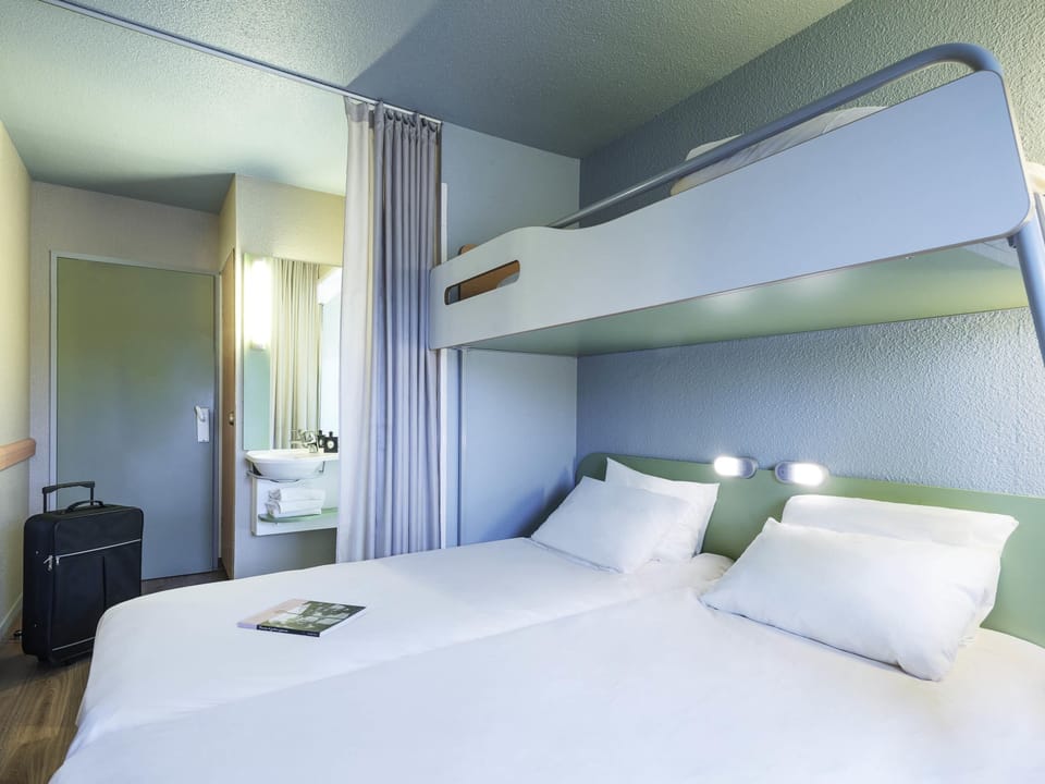 Desk, soundproofing, free WiFi