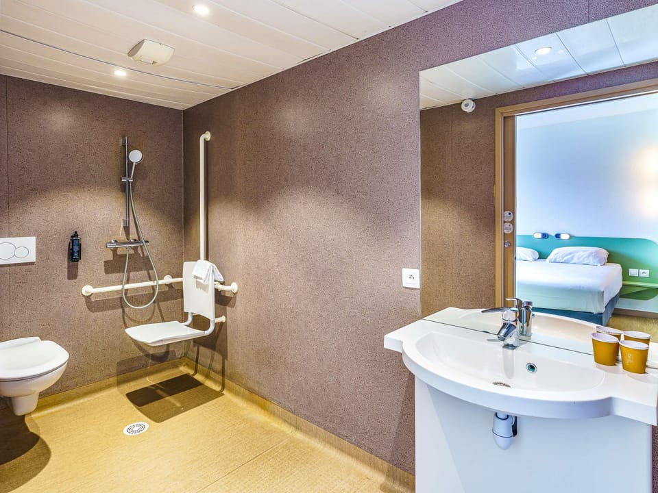 Desk, soundproofing, free WiFi, bed sheets