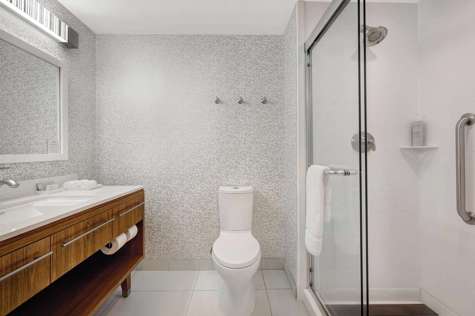 Combined shower/tub, free toiletries, towels