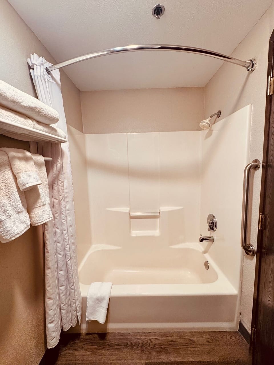 Combined shower/tub, free toiletries, hair dryer, towels