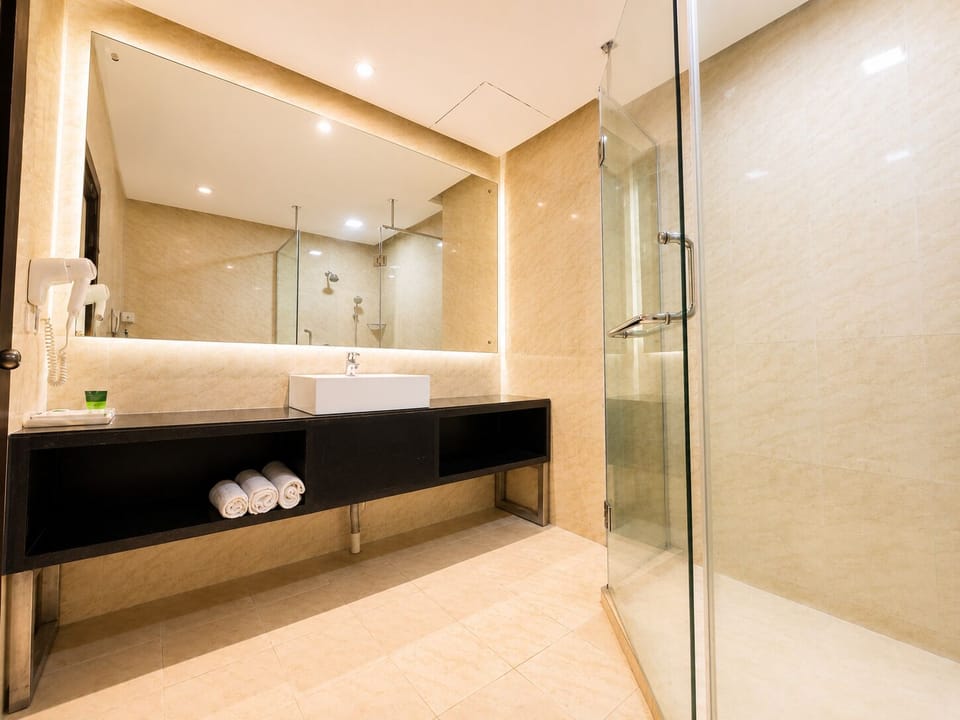 Executive Suite | Bathroom | Shower, free toiletries, hair dryer, slippers