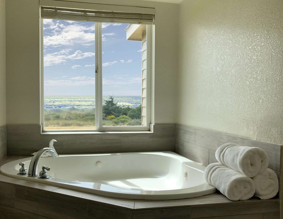 Suite, 1 King Bed, Non Smoking, Balcony (Lower Level) | Room amenity