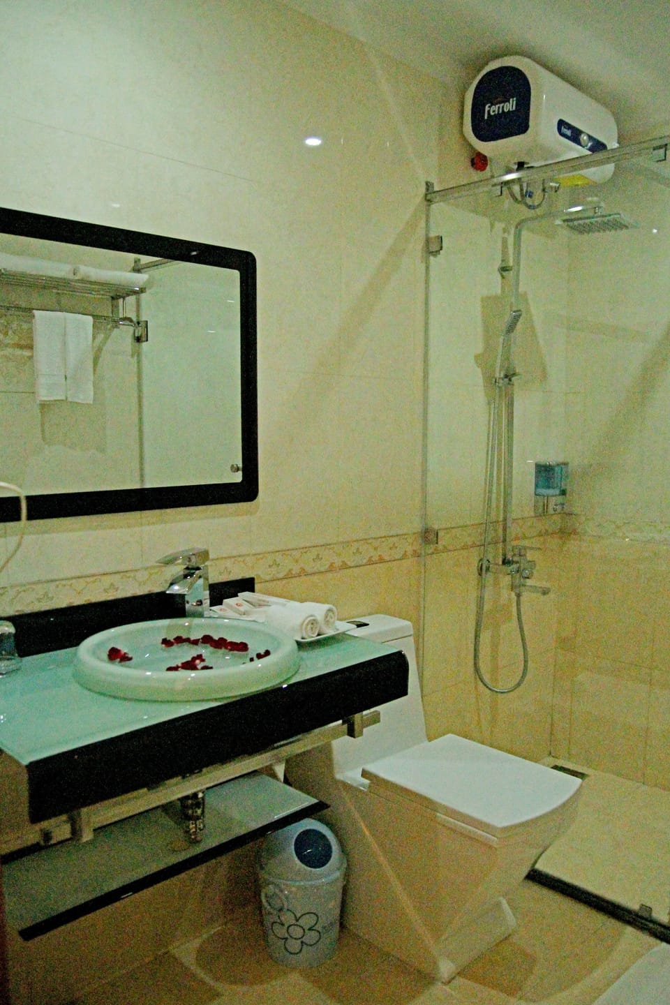Suite, Mountain View | Bathroom | Shower, hydromassage showerhead, free toiletries, hair dryer