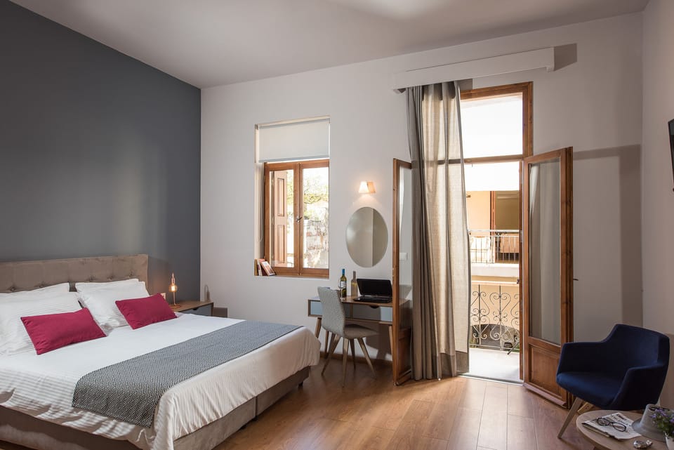 Junior Double Room, 1 King Bed | Premium bedding, minibar, in-room safe, desk