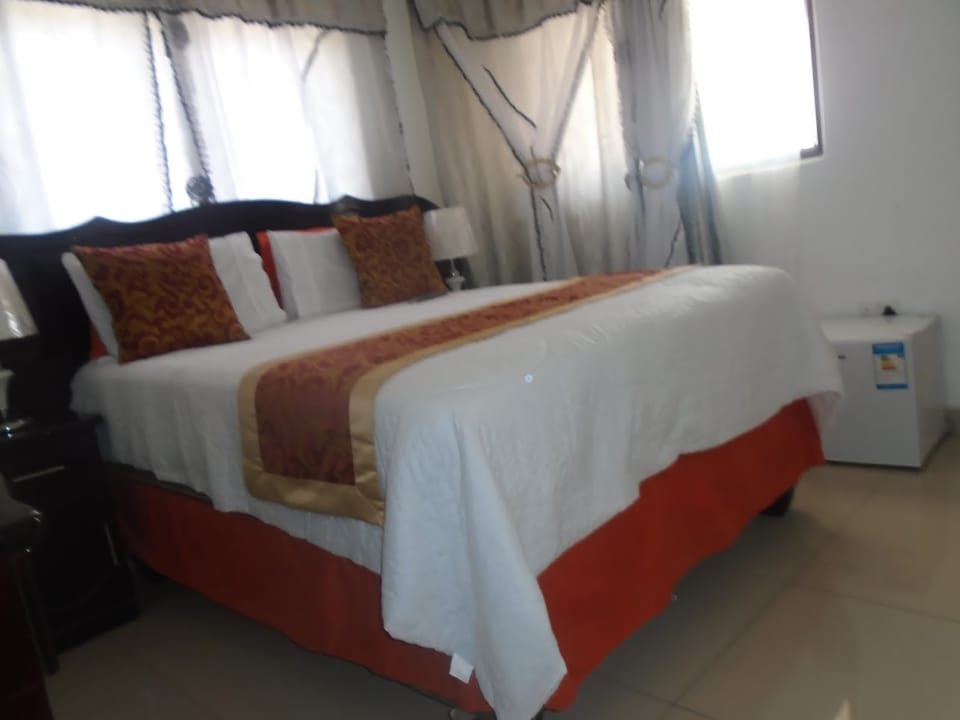 Executive Room | Desk, bed sheets
