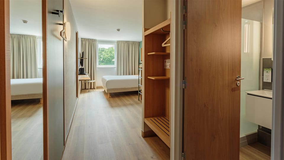 Desk, cribs/infant beds, free WiFi, bed sheets