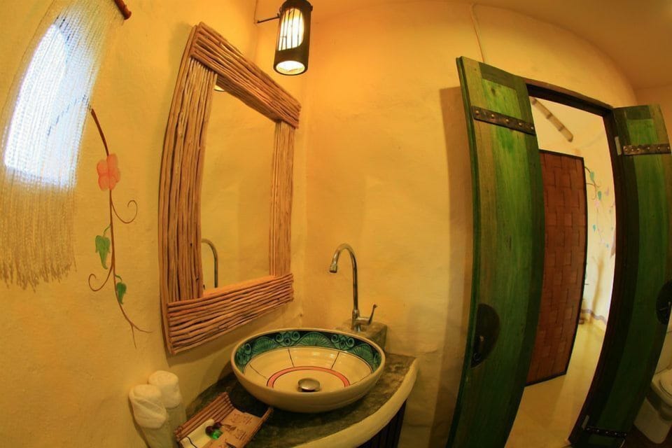 Deluxe Room (Baan Klom) | Bathroom sink