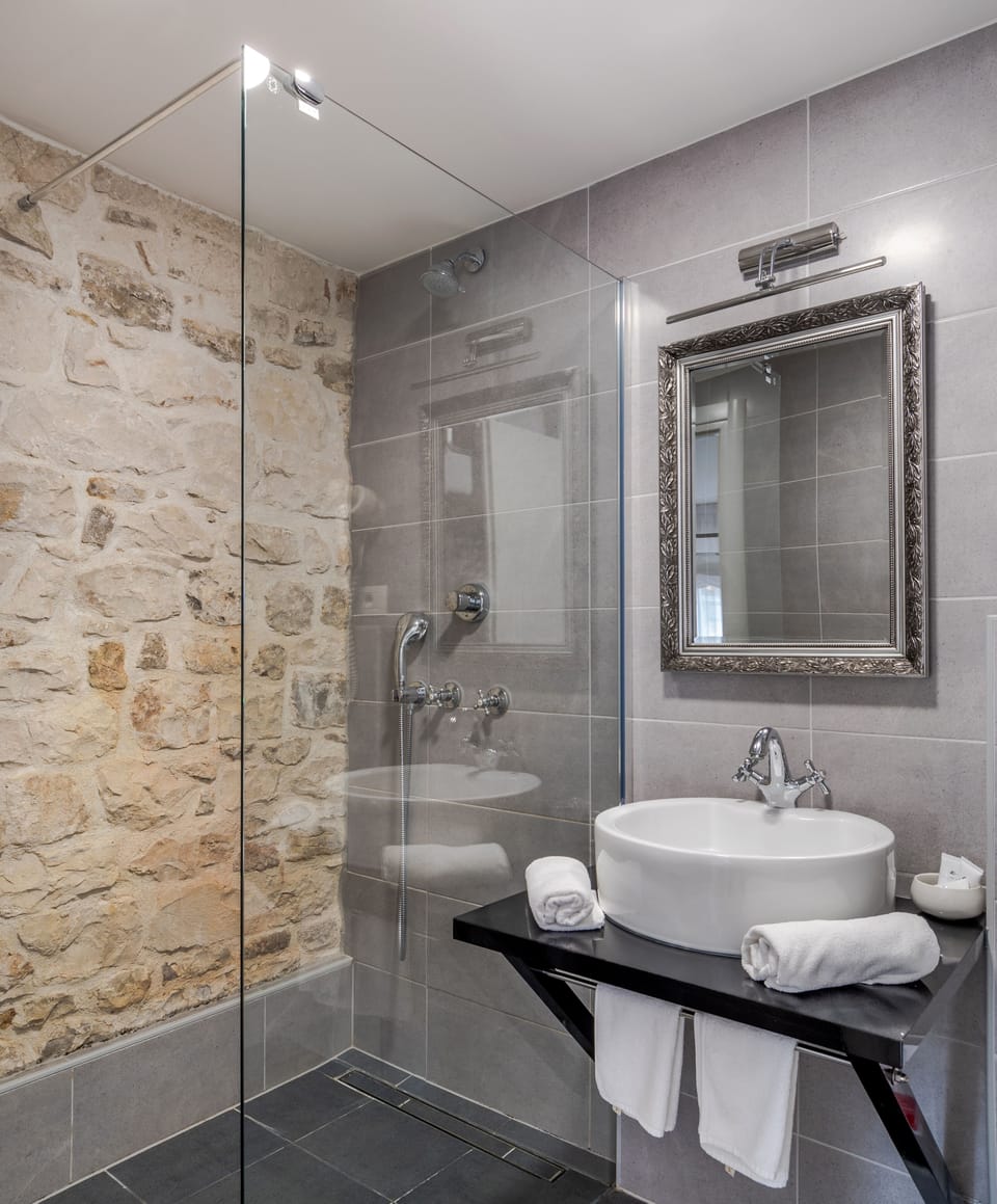 Deluxe Room | Bathroom | Shower, free toiletries, hair dryer, towels