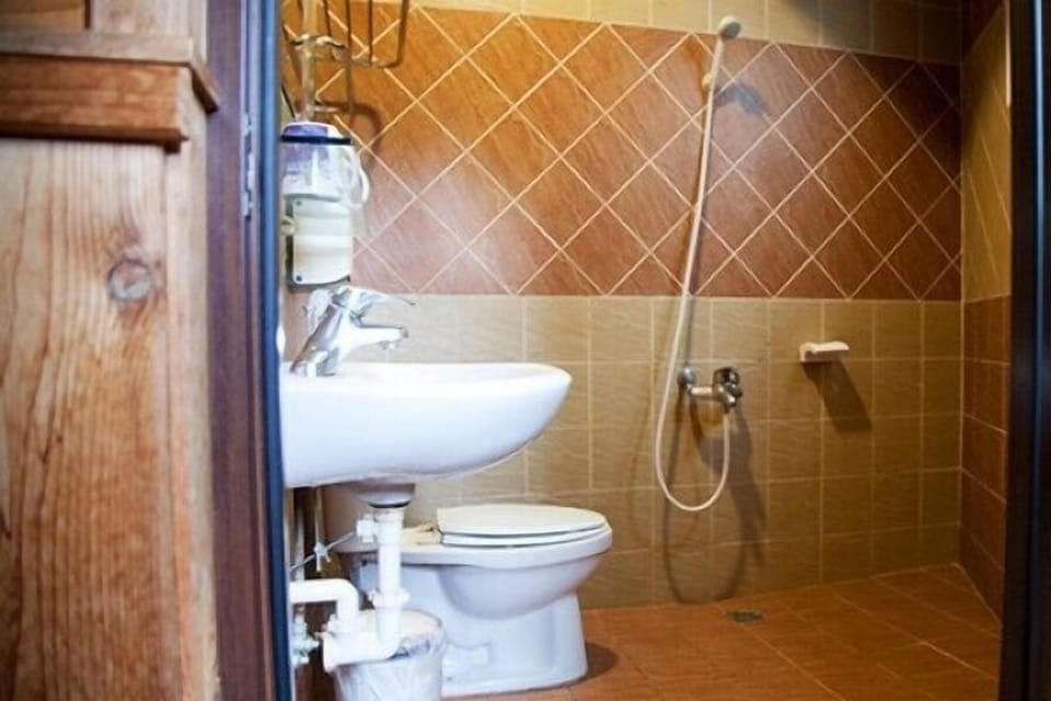 Standard Double Room | Bathroom | Shower, free toiletries, hair dryer, slippers