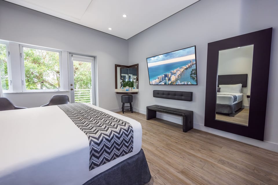 Premier Room, 1 King Bed, Balcony, Garden View | Premium bedding, pillowtop beds, in-room safe, individually furnished
