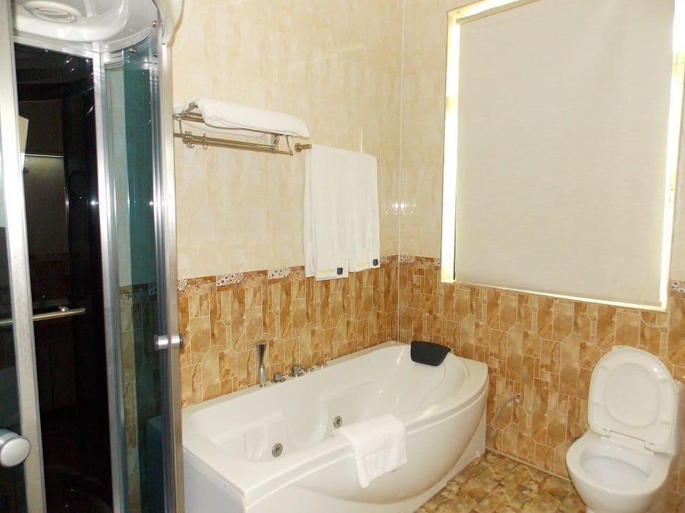 Deluxe Room | Bathroom | Deep soaking tub, towels