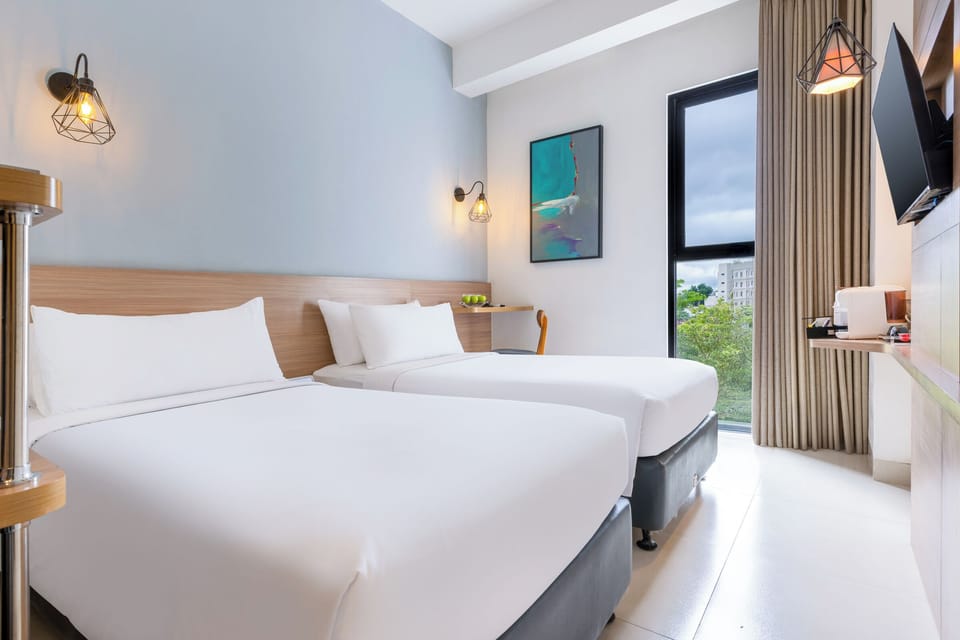 Deluxe Premier Room | In-room safe, desk, soundproofing, free WiFi