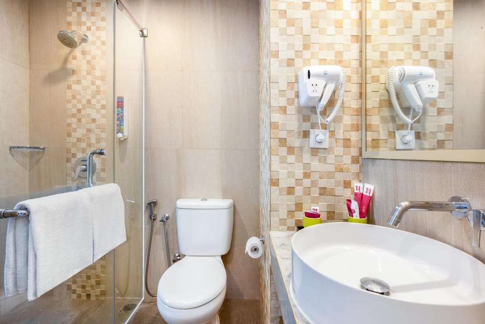 Deluxe Premier Room | Bathroom | Shower, free toiletries, slippers, towels