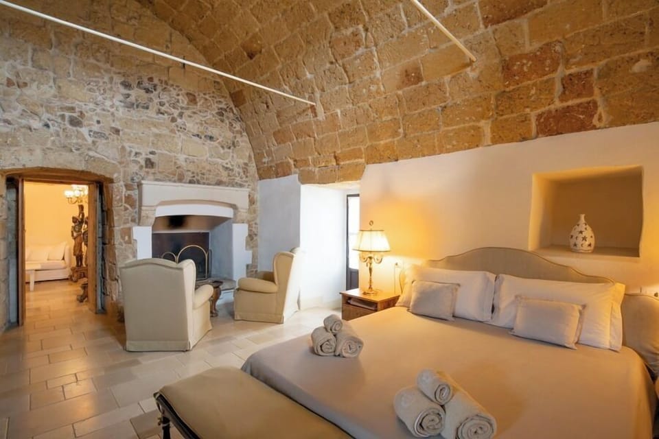 Royal Suite | Premium bedding, minibar, in-room safe, iron/ironing board