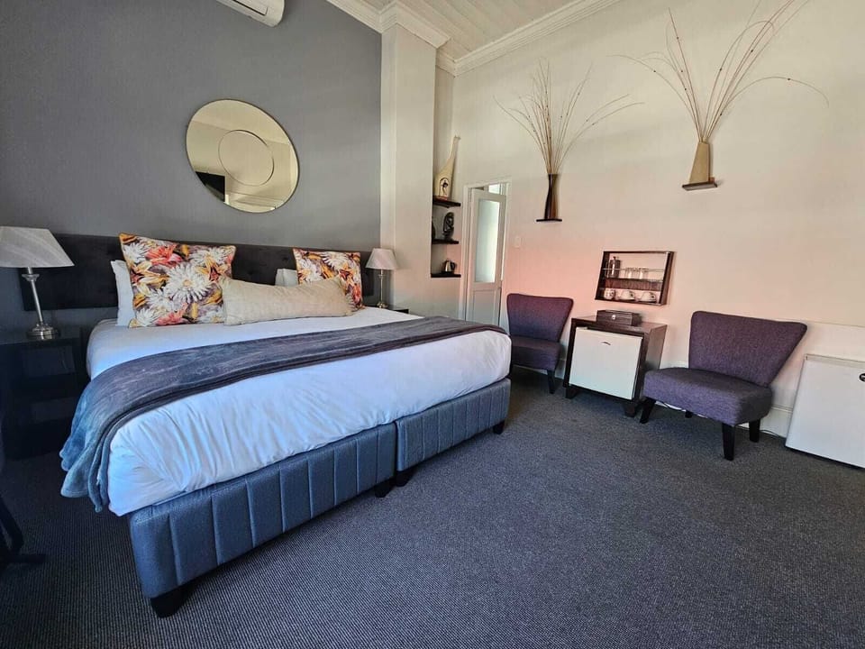Executive Twin Room | Down comforters, Select Comfort beds, minibar, in-room safe