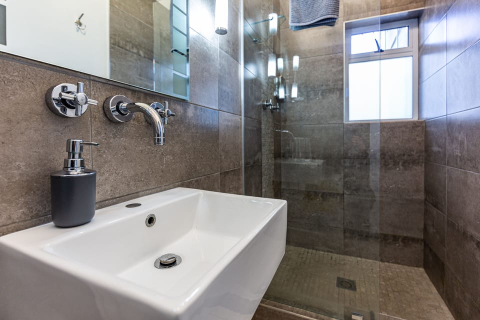 Shower, rainfall showerhead, free toiletries, hair dryer
