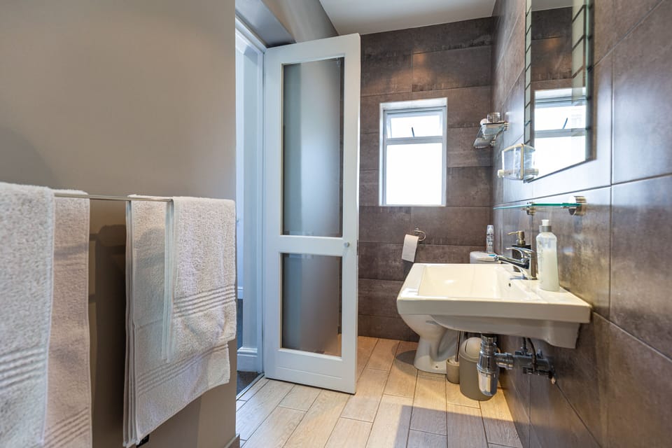 Shower, rainfall showerhead, free toiletries, hair dryer