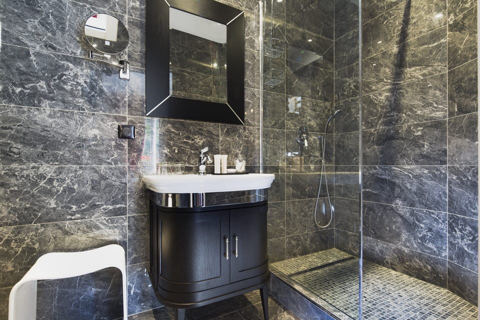Privilege room | Bathroom | Free toiletries, hair dryer, towels