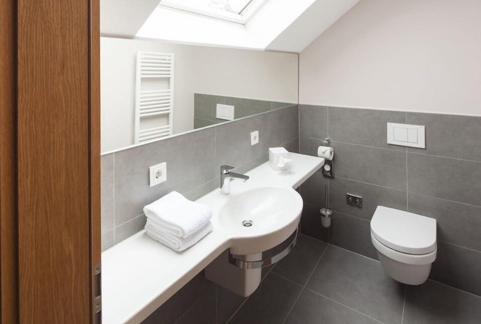 Comfort Double Room, 1 Bedroom | Bathroom | Bathrobes, towels