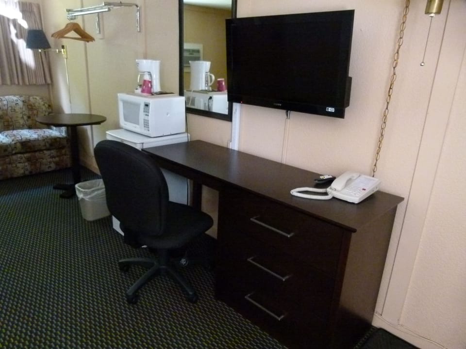 Comfort Room, 2 Queen Beds (2 Queen with 1 Sofa Bed) | Room amenity