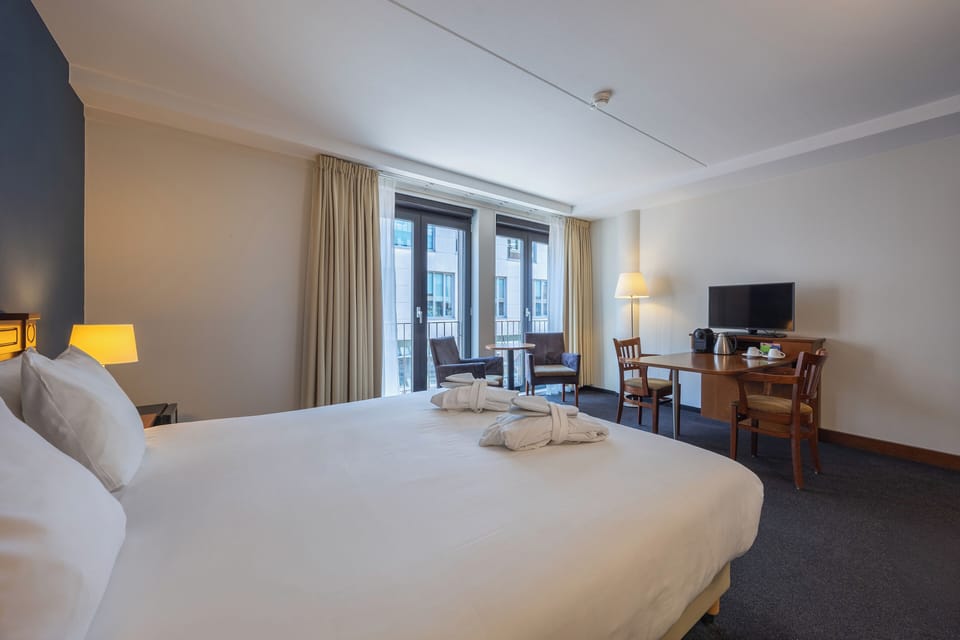 Executive Room | Minibar, in-room safe, desk, blackout drapes