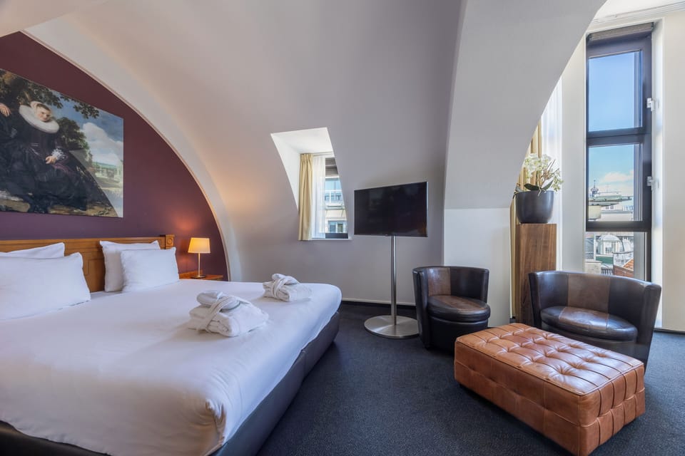 Junior Suite | Minibar, in-room safe, desk, blackout drapes