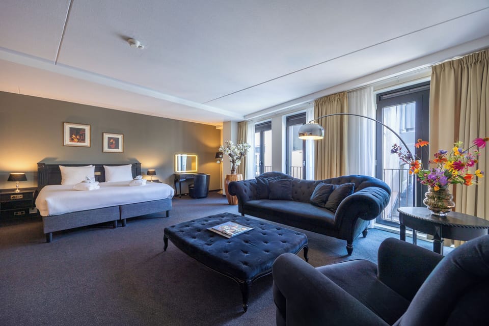 Junior Suite | Minibar, in-room safe, desk, blackout drapes