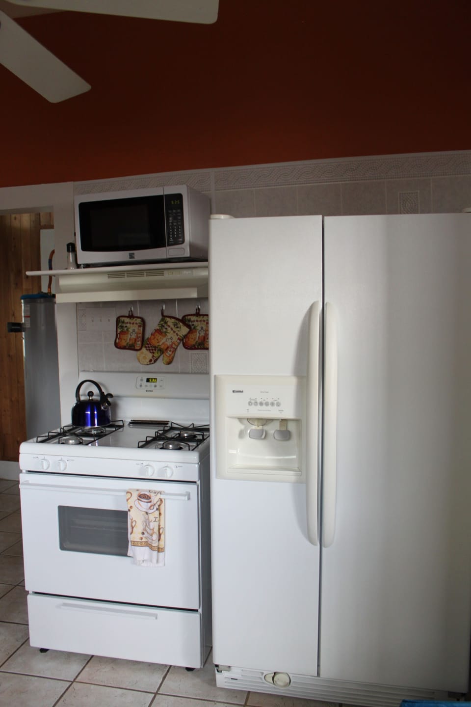 Coffee/tea maker, full-size fridge, microwave, oven