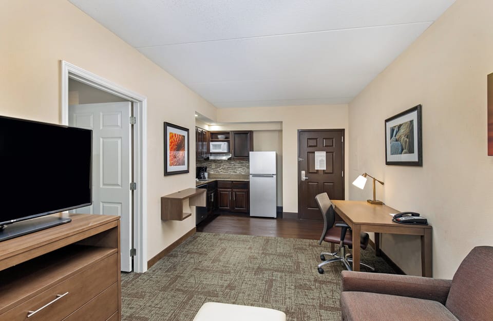 Suite, 1 King Bed, Accessible (Mobility, Roll-In Shower) | Egyptian cotton sheets, premium bedding, desk, blackout drapes