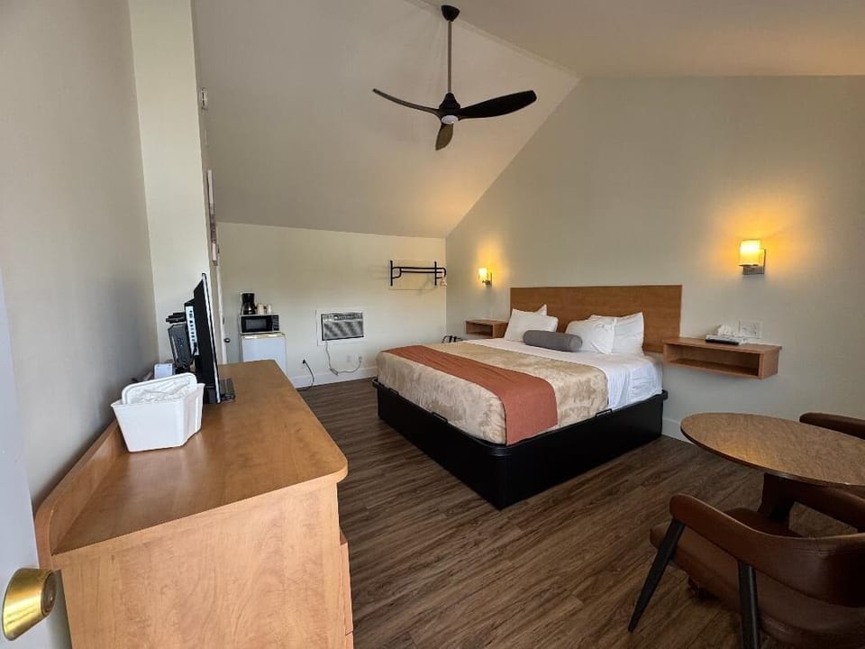 Single King room | Premium bedding, individually furnished, desk, free WiFi