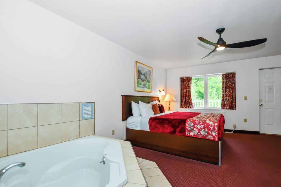 Honeymoon Suite, 1 King Bed | Premium bedding, individually furnished, desk, free WiFi