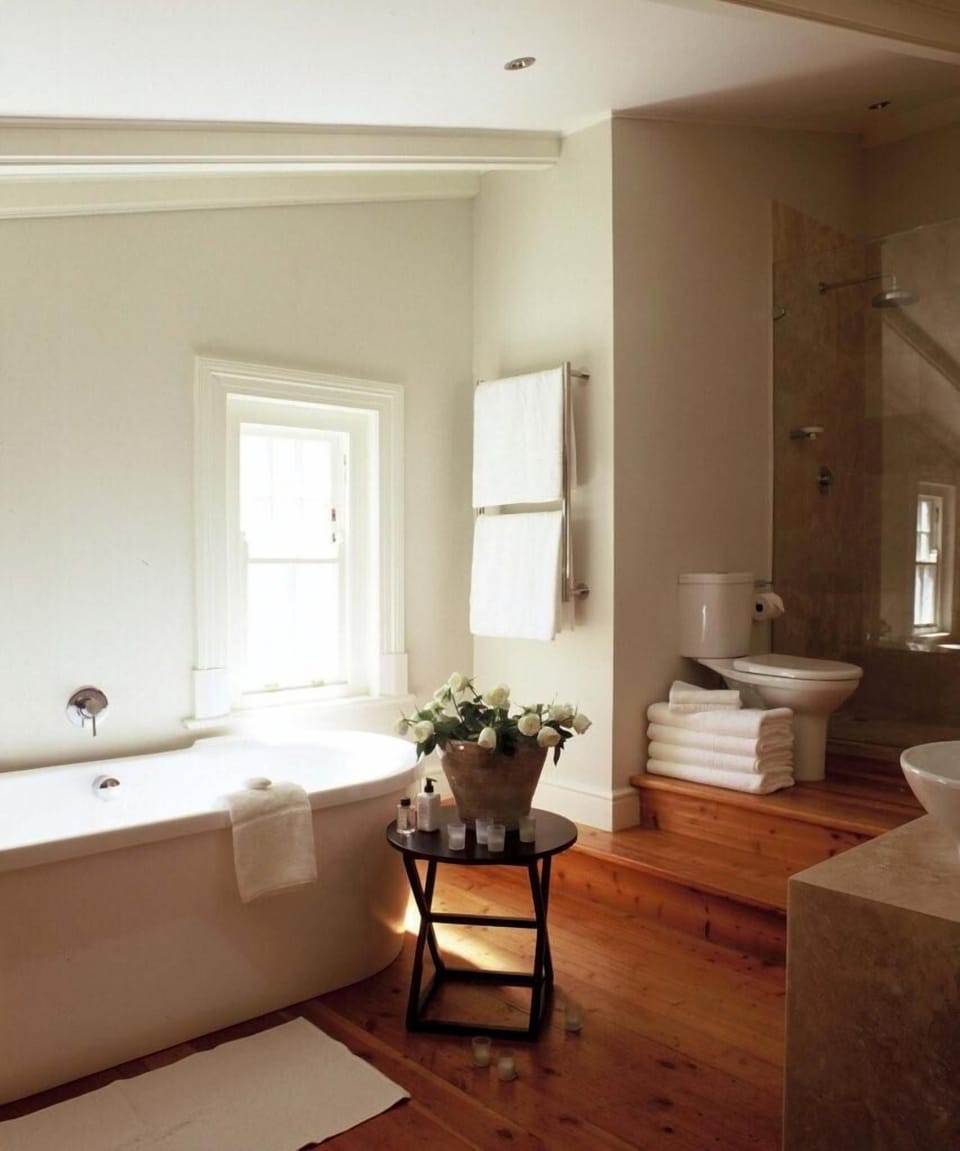 Suite 7  | Deep soaking bathtub