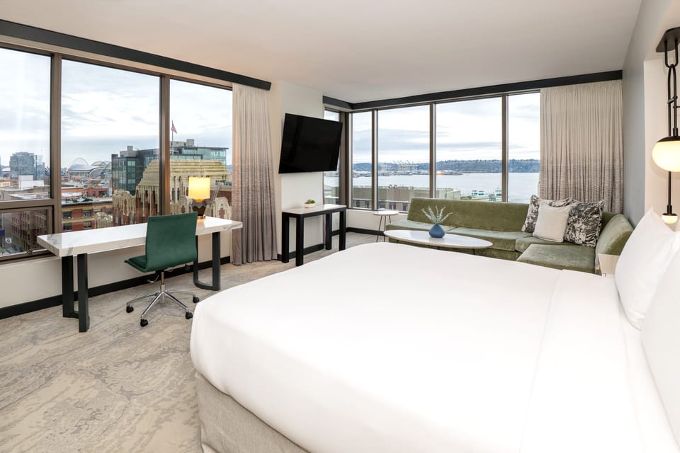 Room, 1 King Bed, Corner (Water View) | Premium bedding, minibar, in-room safe, desk