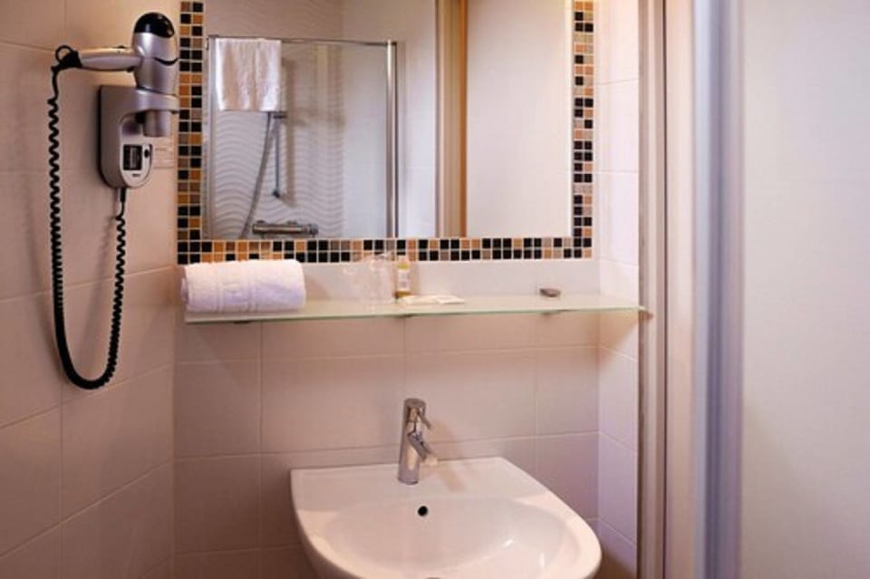 Standard Double Room | Bathroom | Shower, free toiletries, hair dryer, towels