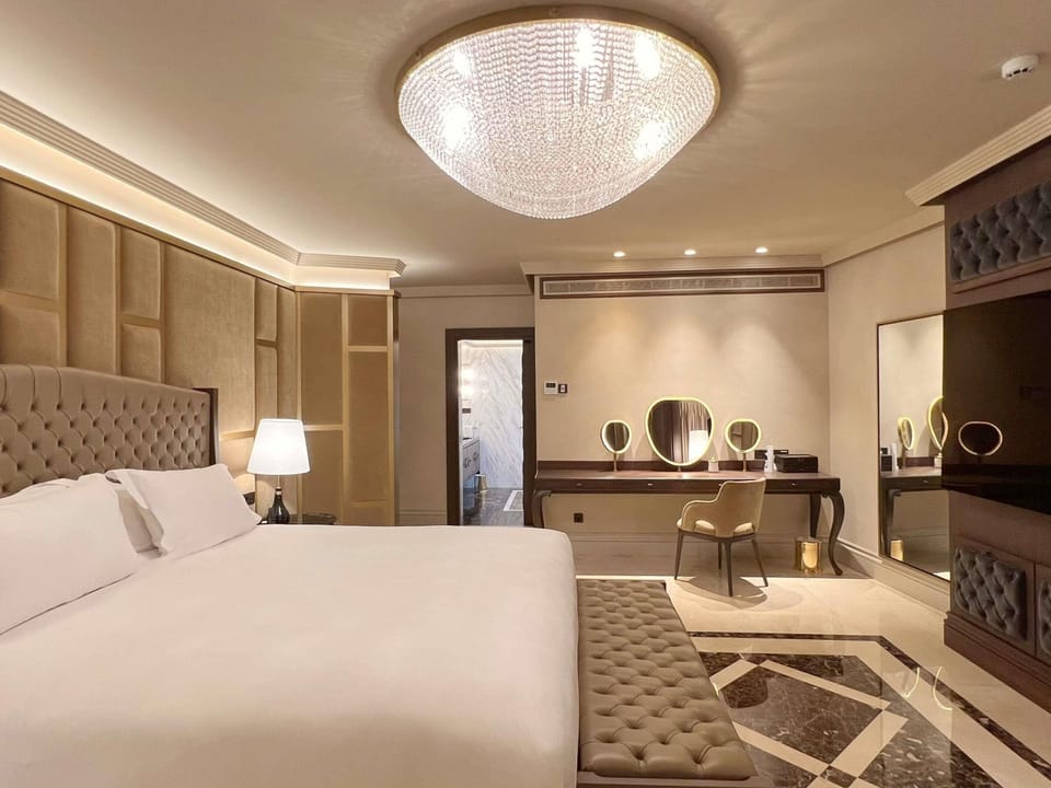Hypo-allergenic bedding, minibar, in-room safe, soundproofing