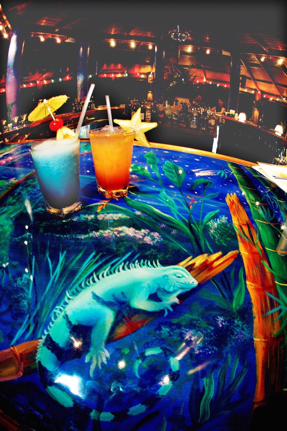 Beach views, serves breakfast, dinner, and brunch