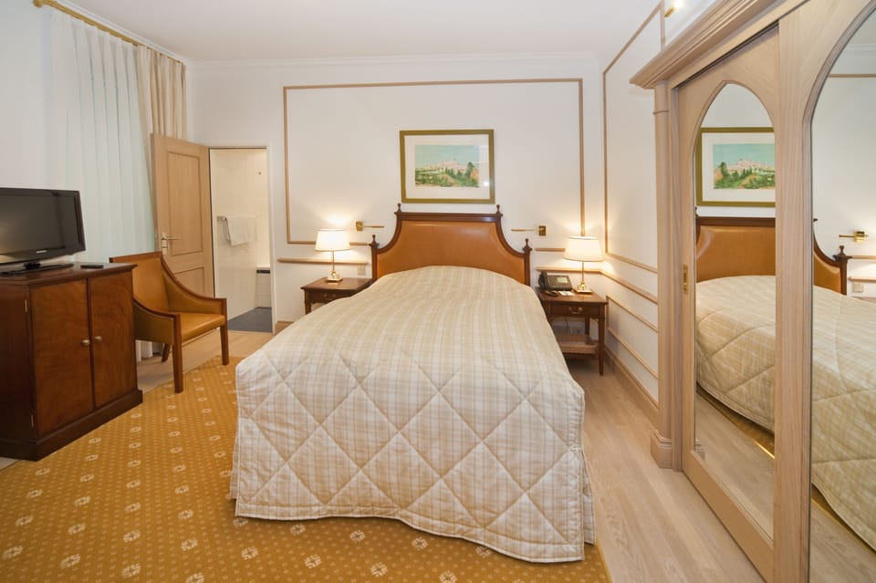 Executive Single Room | Minibar, in-room safe, individually decorated, individually furnished