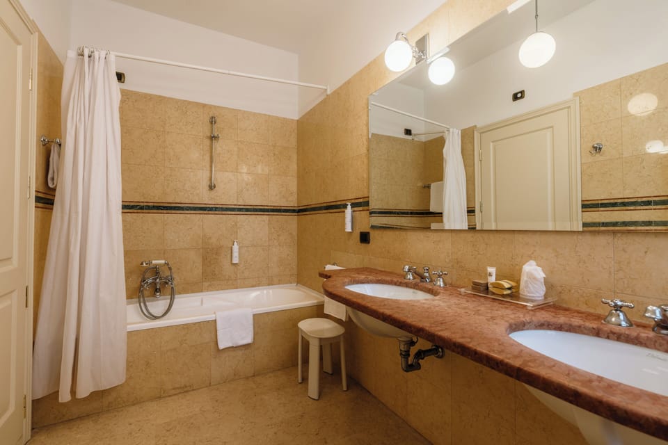 Combined shower/tub, free toiletries, hair dryer, bidet
