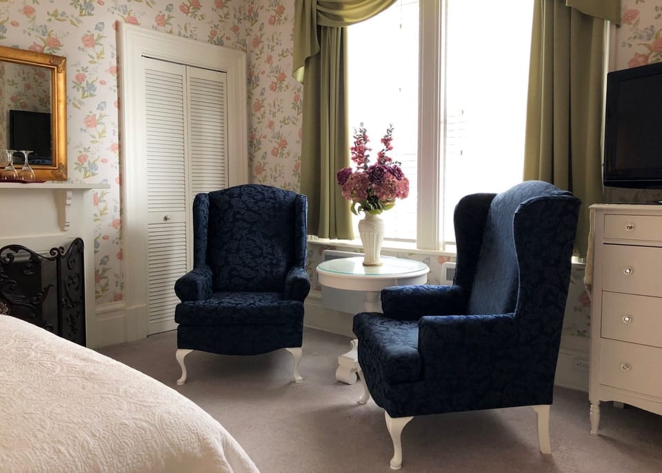Luxury Room, 1 Queen Bed, Ensuite | Premium bedding, pillowtop beds, in-room safe, blackout drapes