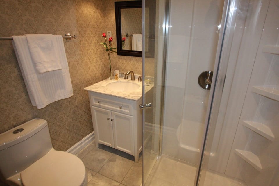 Luxury Room, 1 Queen Bed, Ensuite | Bathroom | Shower, free toiletries, hair dryer, slippers