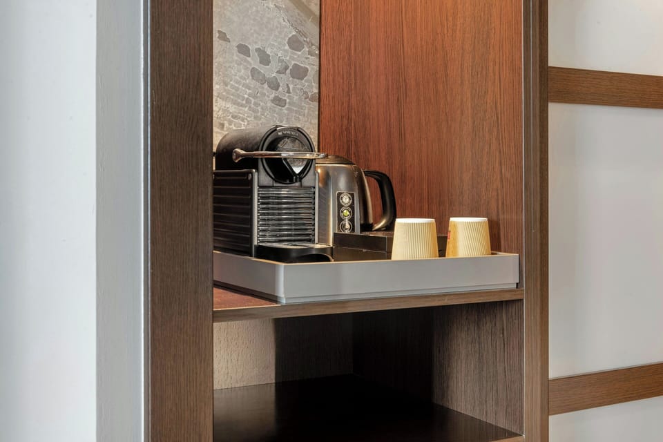Standard Room, 1 King Bed | 1 bedroom, minibar, in-room safe, desk