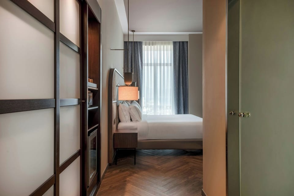 Standard Room, 1 King Bed, Ocean View | 1 bedroom, minibar, in-room safe, desk