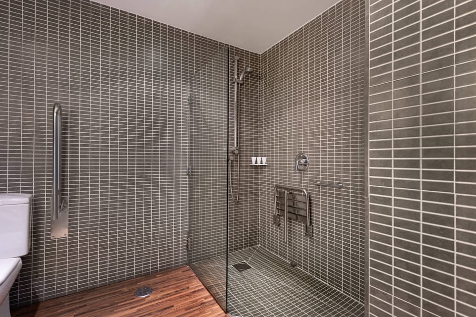 Combined shower/tub, designer toiletries, hair dryer, bidet