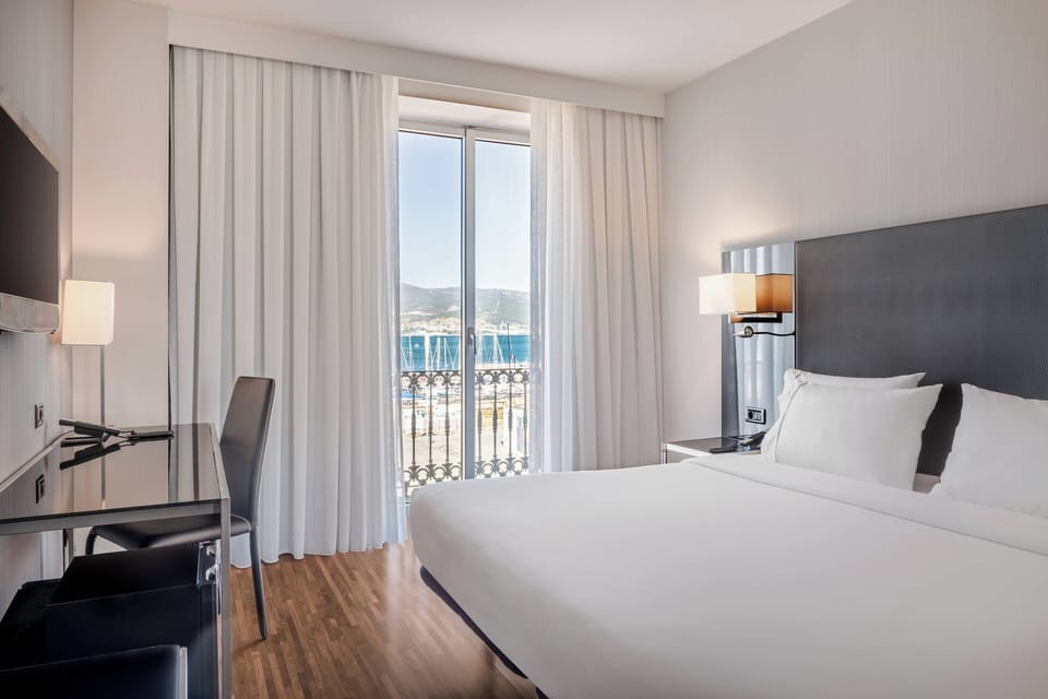 Standard Room, 1 King Bed, Ocean View | Beach/ocean view