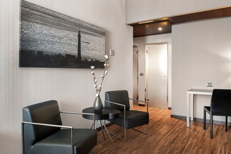 Superior Room, 1 King Bed | 1 bedroom, minibar, in-room safe, desk